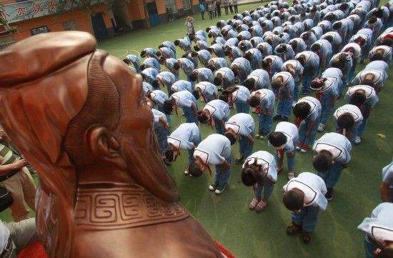 学生考前跪拜孔子考试就能考好吗是传统文化还是封建迷信