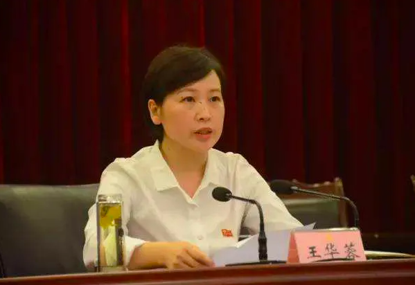 10月28日同一天,四川在线发布消息:日前,省委同意,王华蓉任绵阳市委