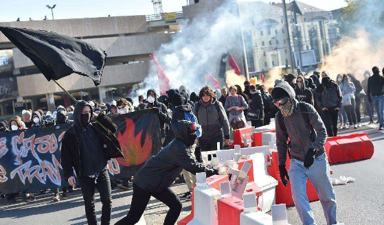 伦敦发生持械抢劫案!中东男子遭行人群殴,警方:白人正揭竿而起