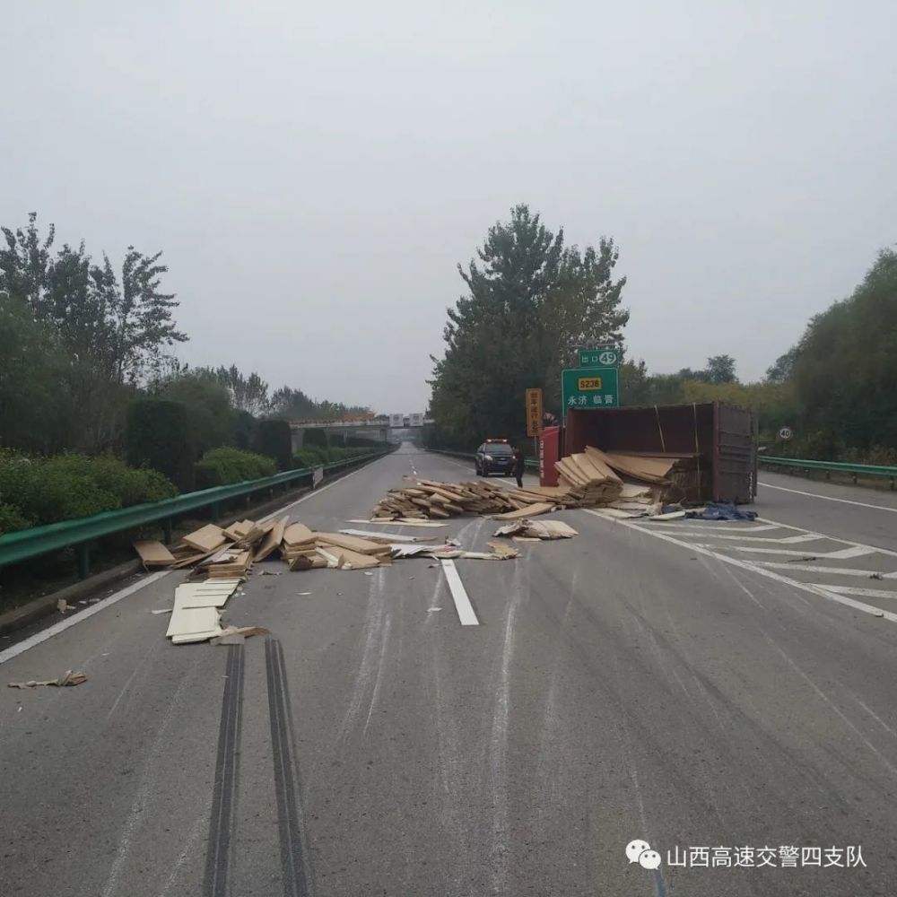 运风高速上一大货车追尾小轿车后侧翻 腾讯新闻
