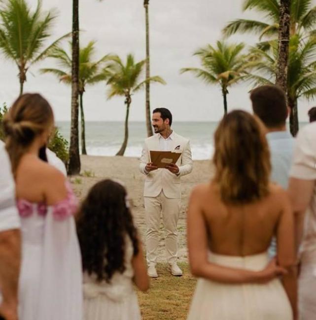 迪奥戈|男子花42万举办婚礼，仪式上对着镜子和自己结婚