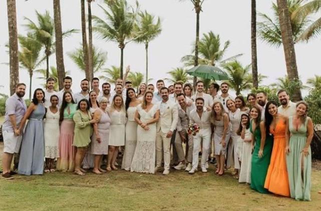 迪奥戈|男子花42万举办婚礼，仪式上对着镜子和自己结婚