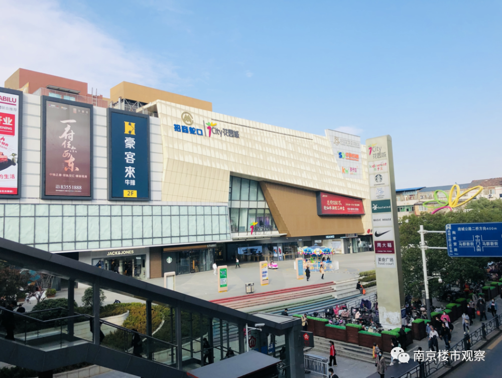 小区隔壁就是地铁2号线马群站,一街之隔有着约10万㎡招商花园城综合