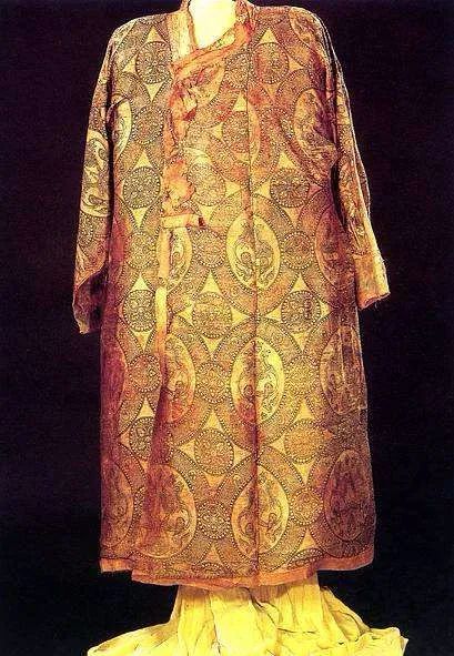 新疆出土的北宋锦袍,发现5年才考古挖掘,异域风情在哪里?