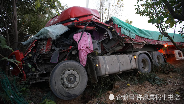 突发,河南省鄢陵县花博大道姚家路口发生一起两货车追尾交通事故