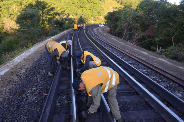 4条钢轨组成的骑马式铁路全国罕见