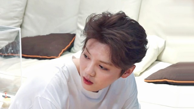 鹿晗新综艺开播,有谁注意到鹿晗的细节,看完后网友:不愧是韩团出身