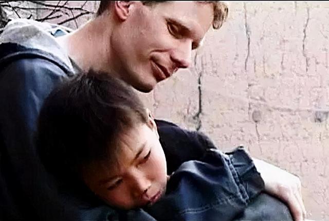 德国小伙卢安克独身赴中国山村支教10年从不向学校要一分钱