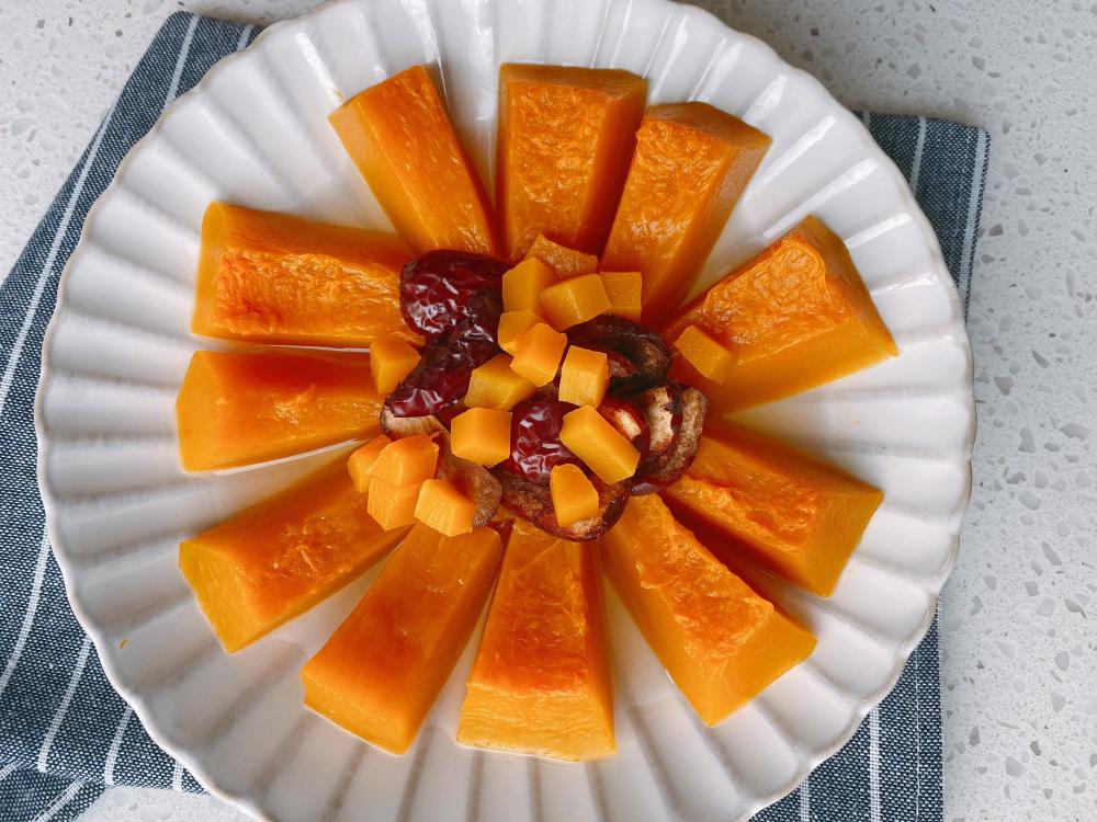 6,摆好盘的南瓜冷水上锅蒸,蒸好了直接取出来就可以了;5,在摆盘的南瓜