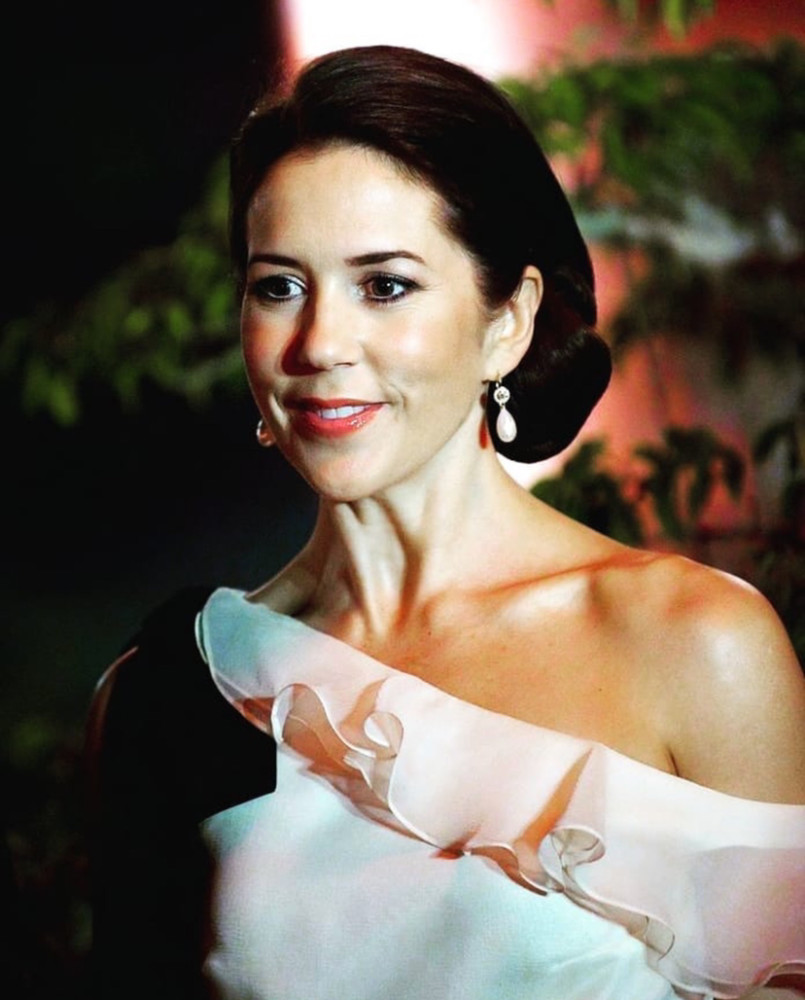 丹麦玛丽王储妃亮相时尚大奖,着装魅力达顶峰,御用设计师得大奖