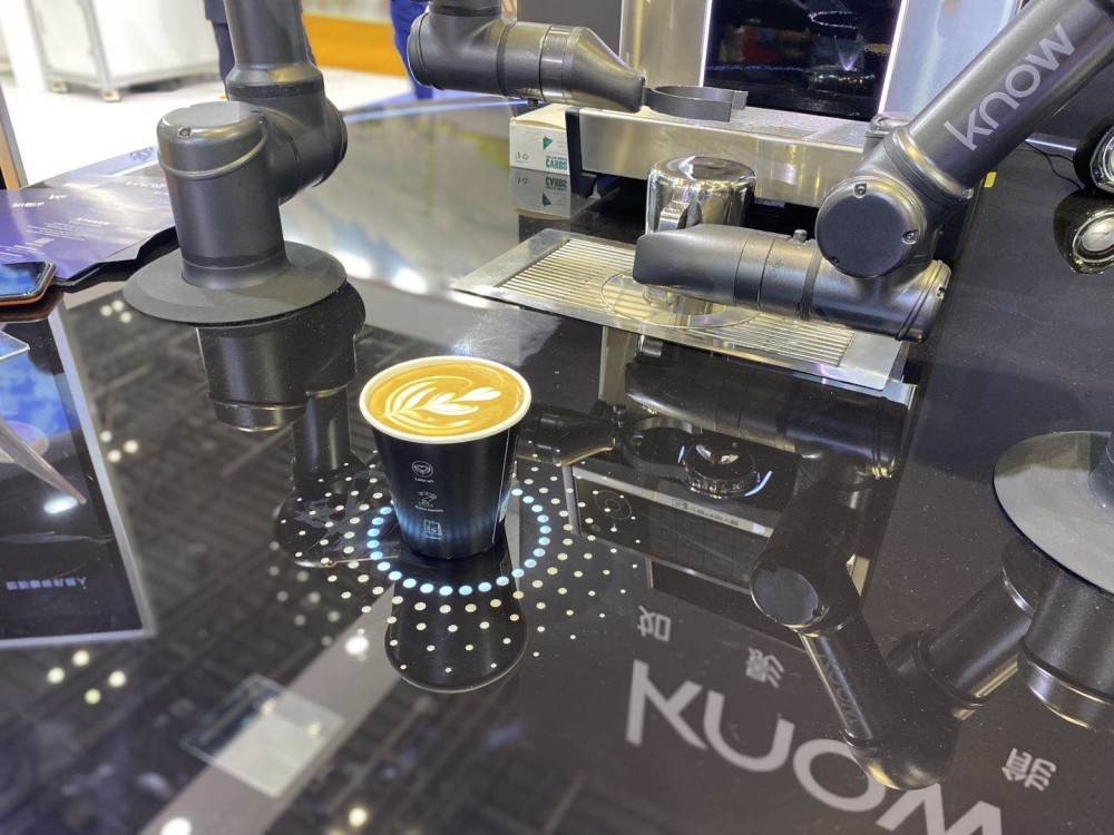 优傲机器人首次参展会写字煎牛排还会咖啡拉花进博会未来范儿