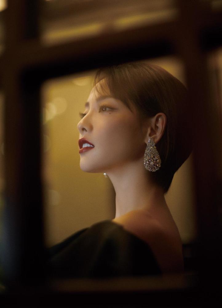 张嘉倪黑色长裙出席时尚活动干练妆容衬托小v脸尽显女性魅力