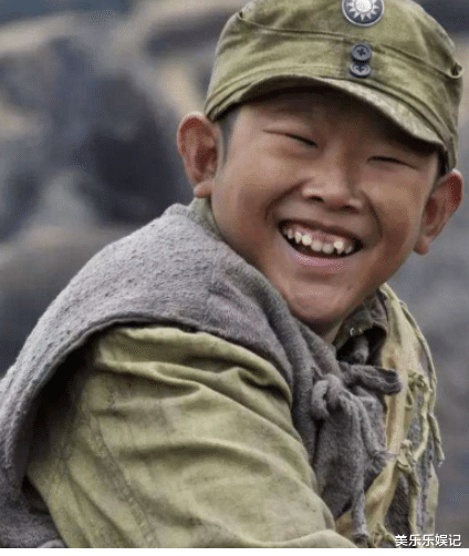 演员侯祥:9岁停止发育,演了十几年儿子,与妻子同框似"母子"_腾讯新闻