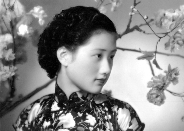 余爱珍从小就是在上海长大,是土生土长的上海人,他的父亲佘铭三原本是