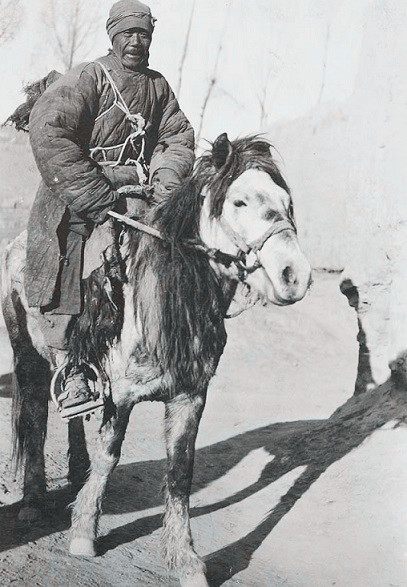 1910年,护送考察清朝英国记者乔治·沃尼斯特·莫理循一行的差役.