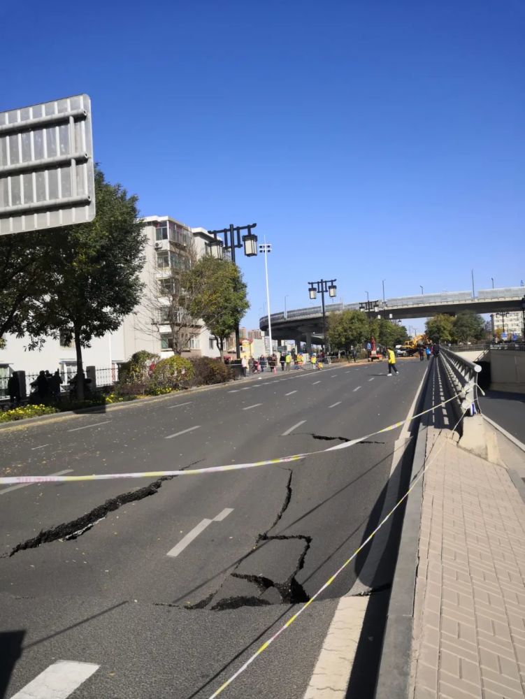 突发!太原五一路涧河路口,路面多处沉陷