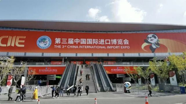 老干妈走上纽约时装周,苗绣碰撞爱马仕,贵银遇见施华洛世奇……进博会