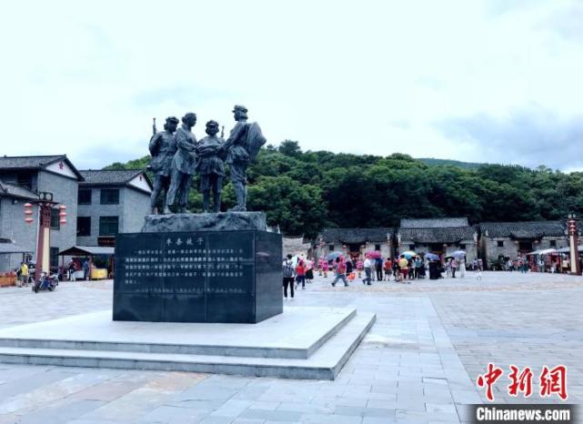 鳳凰縣打造的鳳凰千工坪至貴州雲場坪旅遊公路,讓竹山村與鳳凰古城間