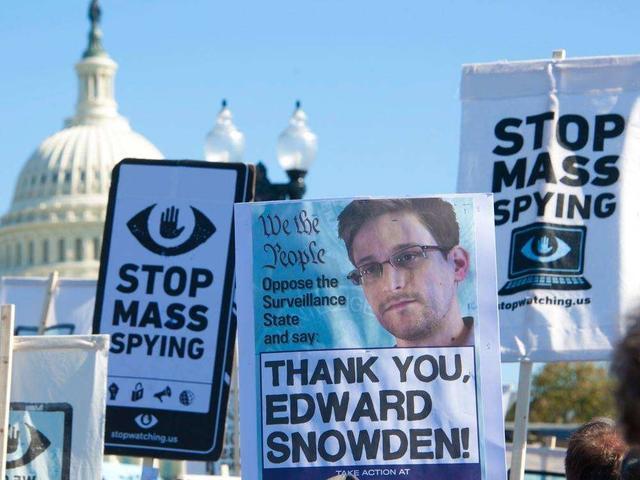 俄罗斯传出一件大事,斯诺登作出重磅决定,美国丑陋面目令人不齿