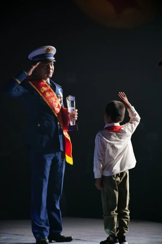 被救男童陈启贤向英雄消防员农国切敬礼海南省委常委,宣传部长肖莺子