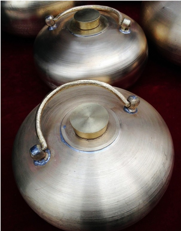 "汤",古代汉语中指滚水,因此区别于手炉是以炭火取暖,汤婆子的主要