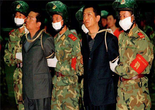 黑老大张畏枪决前才知兄弟与妻子合谋害他真赔了夫人又折兵