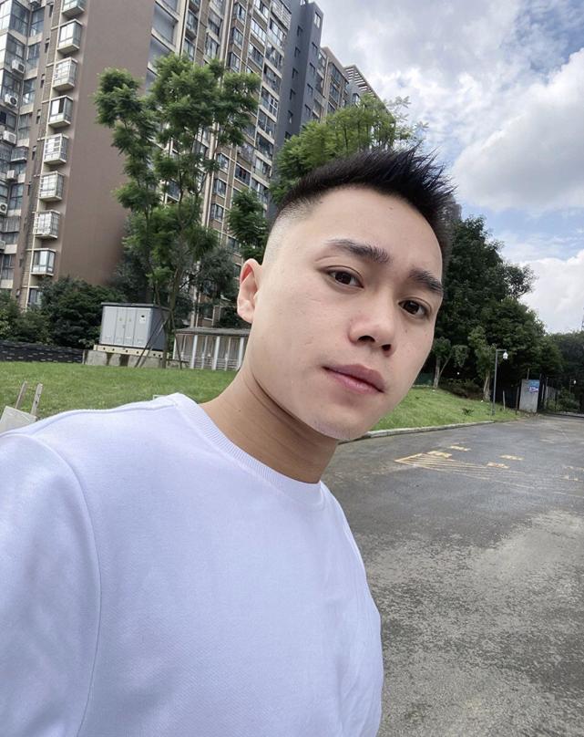 辛巴暂退互联网,去医院安心养病;刘二狗宣布退网,因被人打压