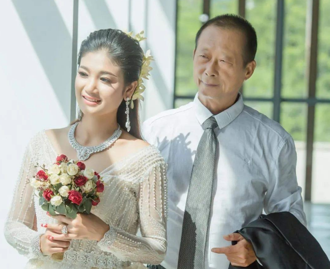 70岁中国男娶30岁外国女,结婚8年娇妻晒婚纱照被嘲:爱钱的魔力