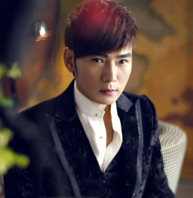 53岁焦恩俊晒照庆生,刮掉胡子年轻似小伙,家中陈设曝光太朴素_腾讯