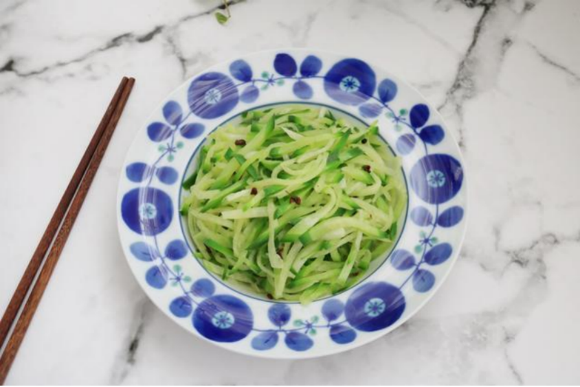 步骤六:再翻炒几下就能够完成这一道椒香青萝卜丝了,是不是很简单?