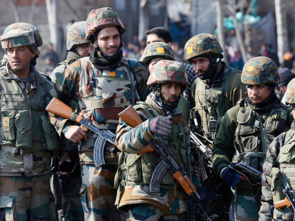 大批印军连夜发起突袭,边境游击队全军覆没,首领拒绝投降被击毙