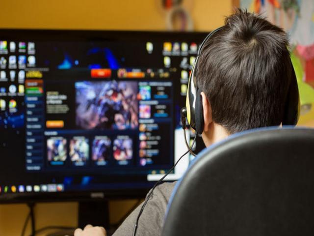 电脑2020网络游戏排名_巨婴!男子背着家人充30万玩游戏,没排到网游第一竟