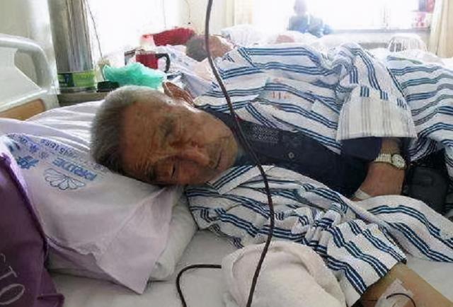 老人太长寿不一定是好事?爸爸感慨谈"养老":强留亲人太后悔