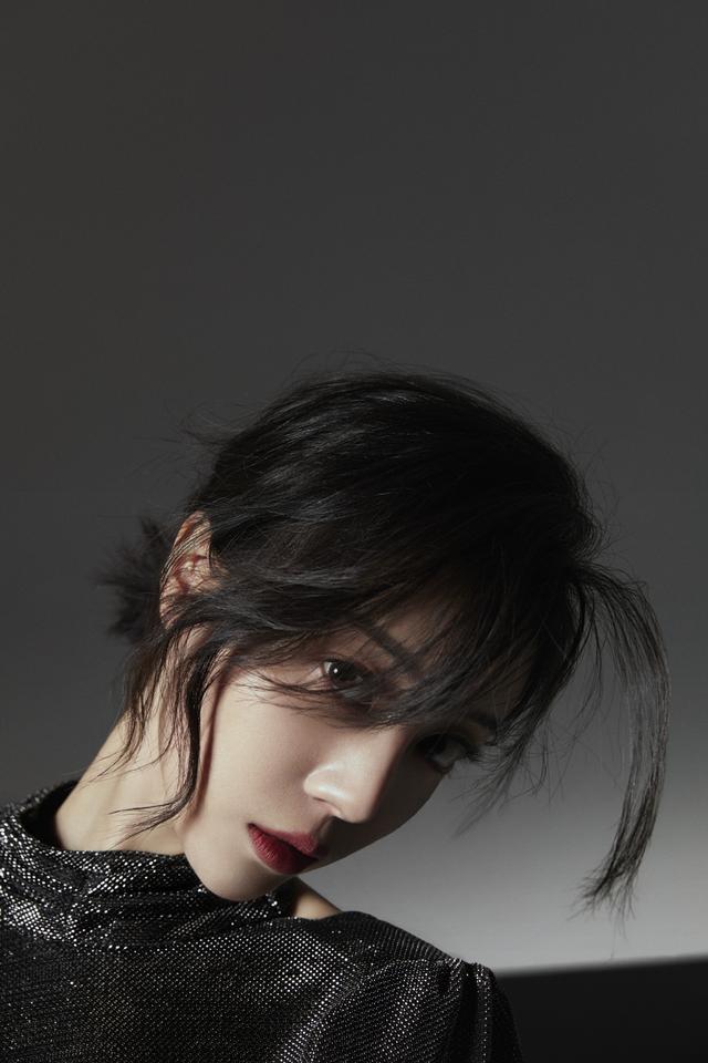 李溪芮难得留长发扎起头发更有味道了筷子腿赚足了眼球