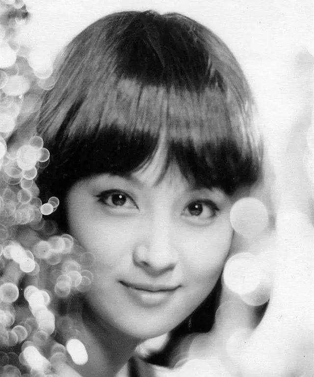 甄珍年轻时有多美?美得连曾经的琼瑶女神林青霞都自愧不如!