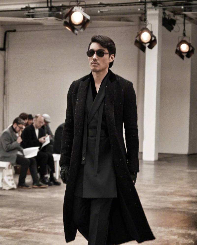 胡兵才是真男神!背头配西装儒雅帅气,丝毫没有中年大叔的油腻感