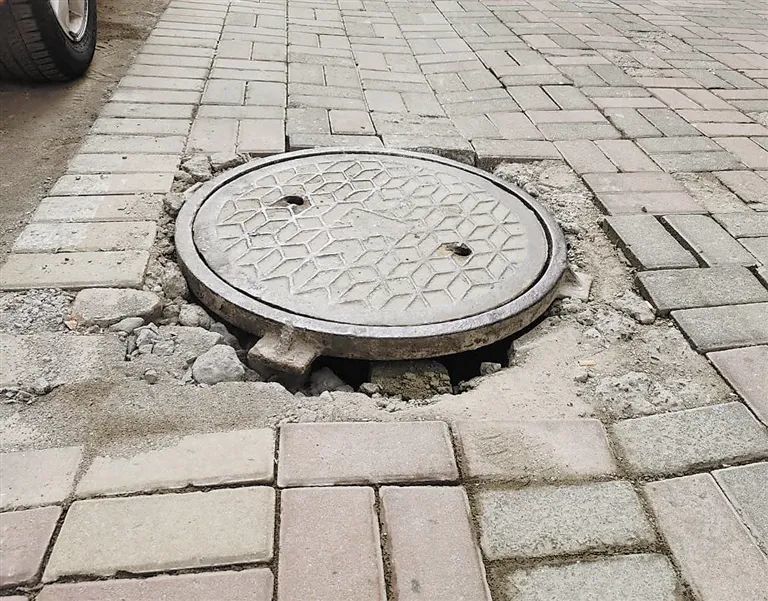 小区内外别让井盖成隐患