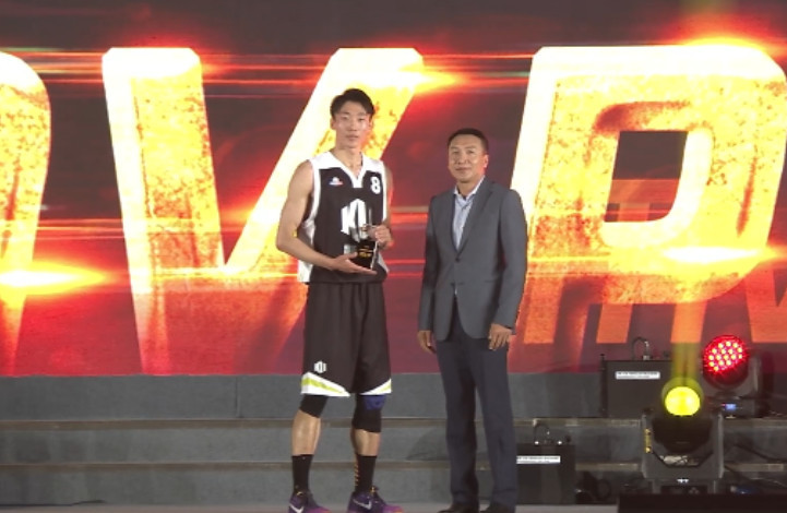 决赛的单挑战中,白晶上场和何昊天对阵.