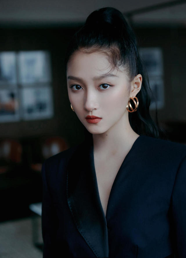 关晓彤骨子里的高级感就是厉害穿西装裙装高贵大气美得惊艳