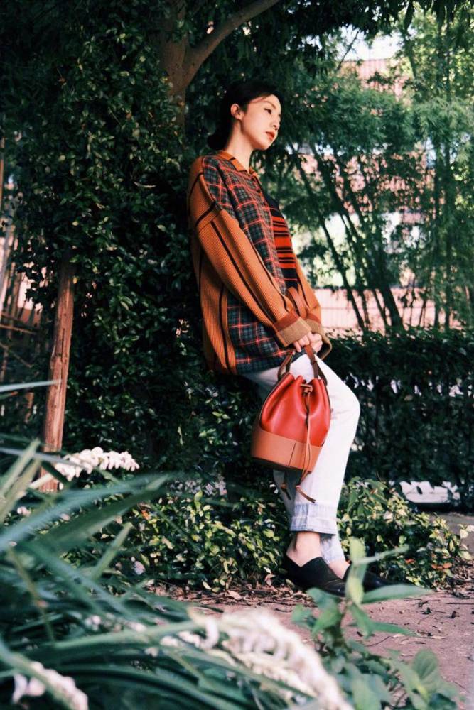 孙莉真是"基础款"代言人!衬衫搭配半身裙,一身素装穿出文艺范