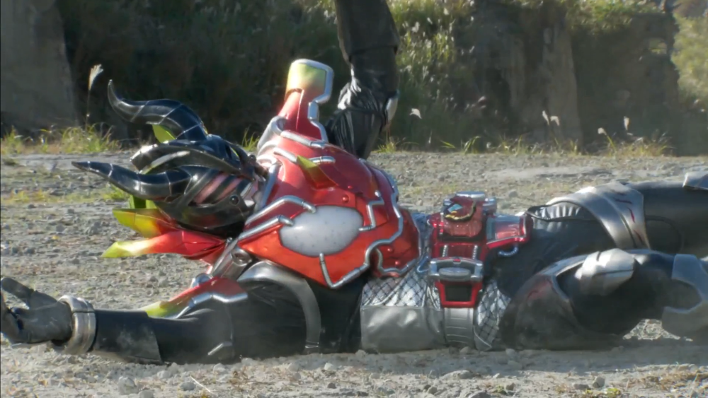 再来看外传里的boss,使用火龙果锁种变身的创世纪骑士假面骑士暴君,在