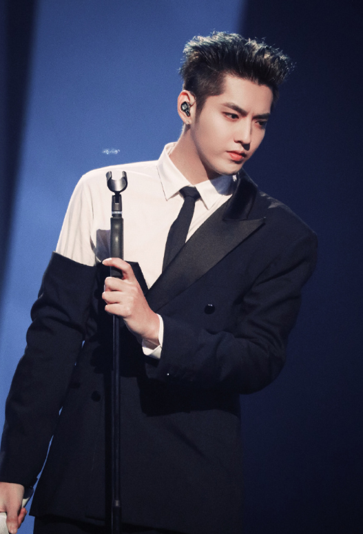 吴亦凡拼接西装都能抗,30岁了还受宠,难怪秦牛正威爱炒作