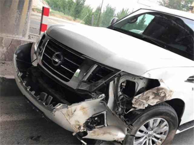 日产途乐蹭上油罐车,看到车损后,网友:日系车也这么结实?