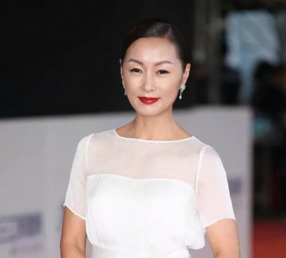 撞角色名气不逊赵薇,后为母息影确实可惜,差距和前者有点大_腾讯新闻