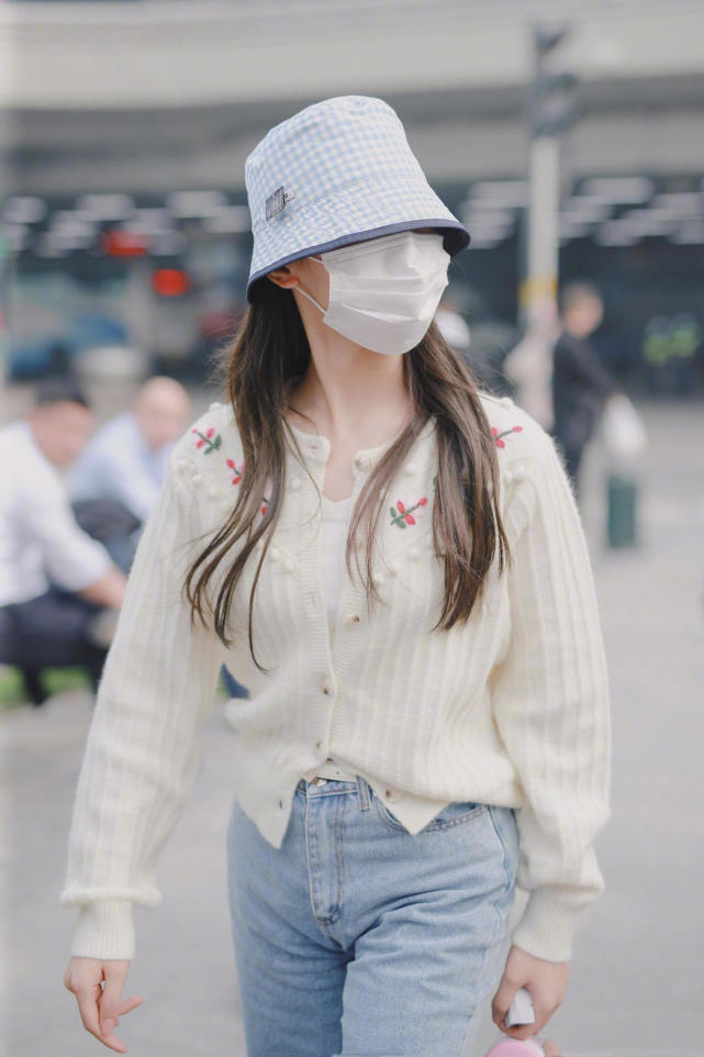 只想赚钱不想谈恋爱的杨超越,穿开衫搭牛仔裤清纯甜美,超好看