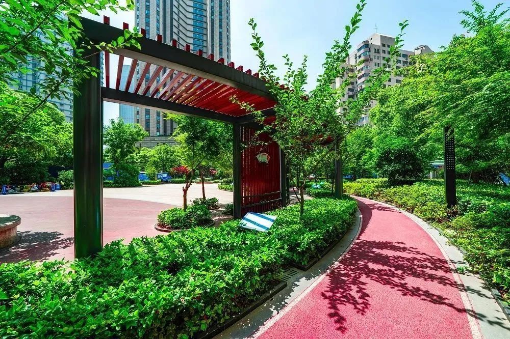 地址:康定路151号静安区运动健身中心市民健身步道材质为塑胶跑道