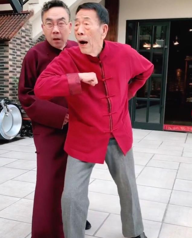 与主持人裘英俊,围绕父子之间趣事展开畅聊.