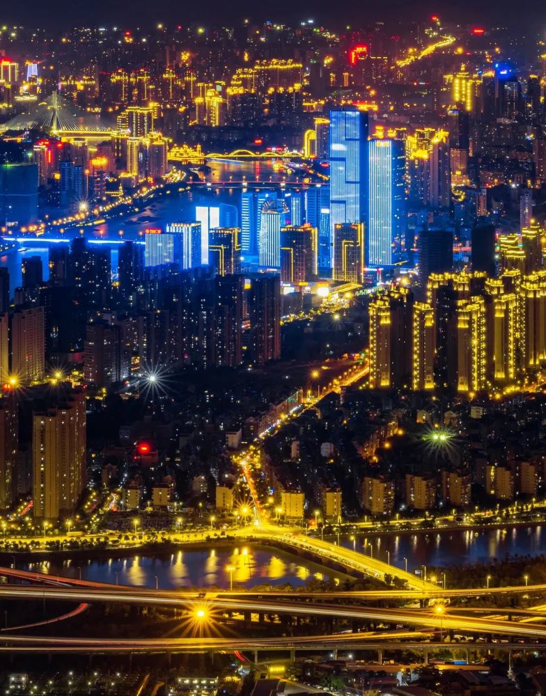 (滑动下图查看福州夜景全景图)而当福州的美好片刻化作照片,照片中的