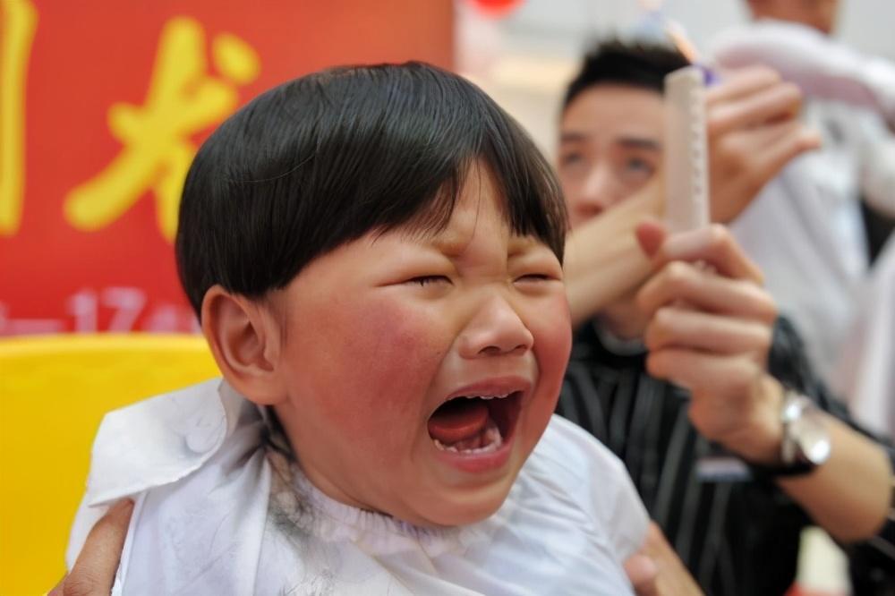 为啥孩子理发的时候不老实?原因不外乎这3个,家长早知道早引导