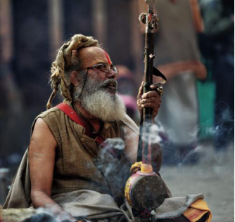 印度神秘苦行僧出行赤裸双脚断水断粮还要睡钉床